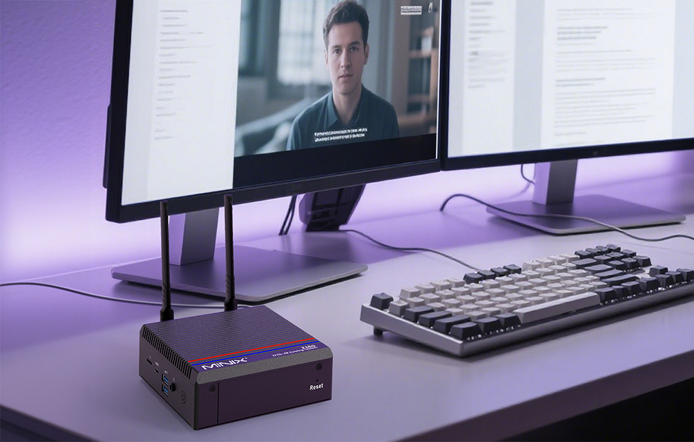 Mini PC Minix που στέκεται σε ένα γραφείο μαζί με μια οθόνη και ένα πληκτρολόγιο.