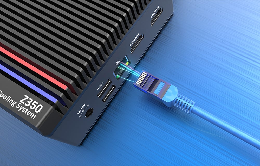 Το πίσω μέρος του Mini PC Minix με διάφορες εισόδους και ένα καλώδιο ethernet συνδεδεμένο, σε μπλε φόντο.