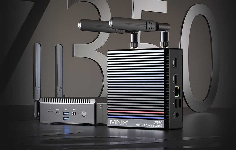 Δύο υπολογιστές Minix Mini PC, ο ένας όρθιος και ο άλλος ξαπλωμένος. Έχουν συνδεδεμένες τις κεραίες επικοινωνίας και στέκονται σε γκρι φόντο.