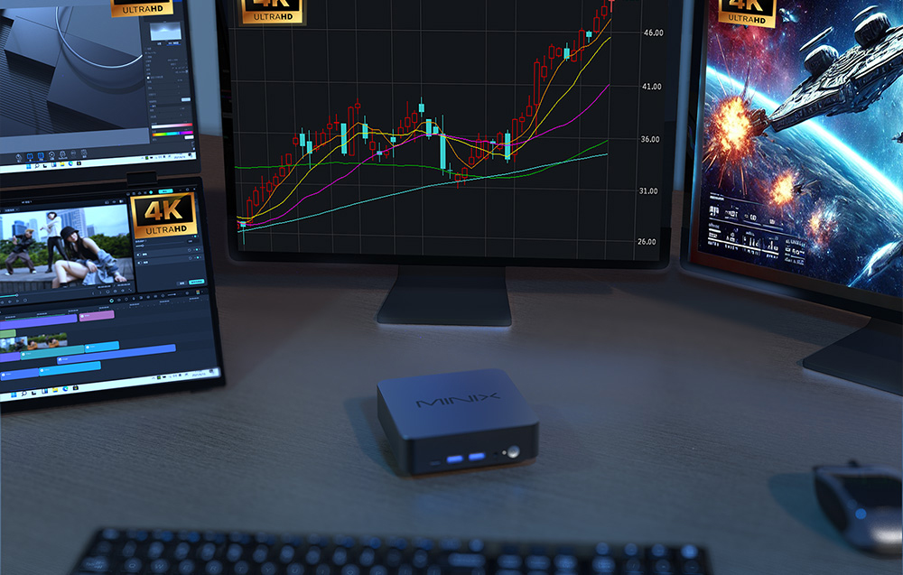 Mini PC Minix N512 τοποθετημένος σε ένα γραφείο, στο βάθος 4 οθόνες με διάφορα προγράμματα σε λειτουργία, με ένα πληκτρολόγιο μπροστά.