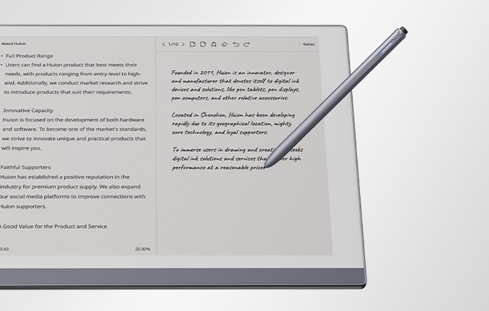 Κοντινό πλάνο της οθόνης του tablet Huion με εμφανιζόμενο κείμενο και γραφίδα ακουμπισμένη στην οθόνη.