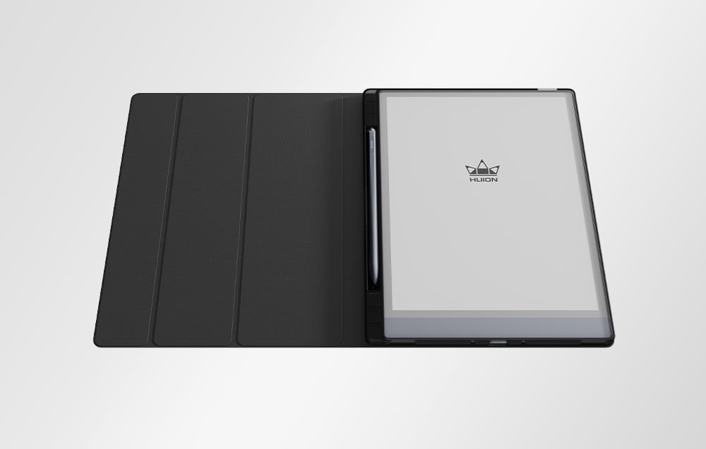 Ένα tablet της Huion με οθόνη ηλεκτρονικού χαρτιού σε μαύρη θήκη, με γραφίδα τοποθετημένη στην αριστερή πλευρά μέσα στο κάλυμμα.