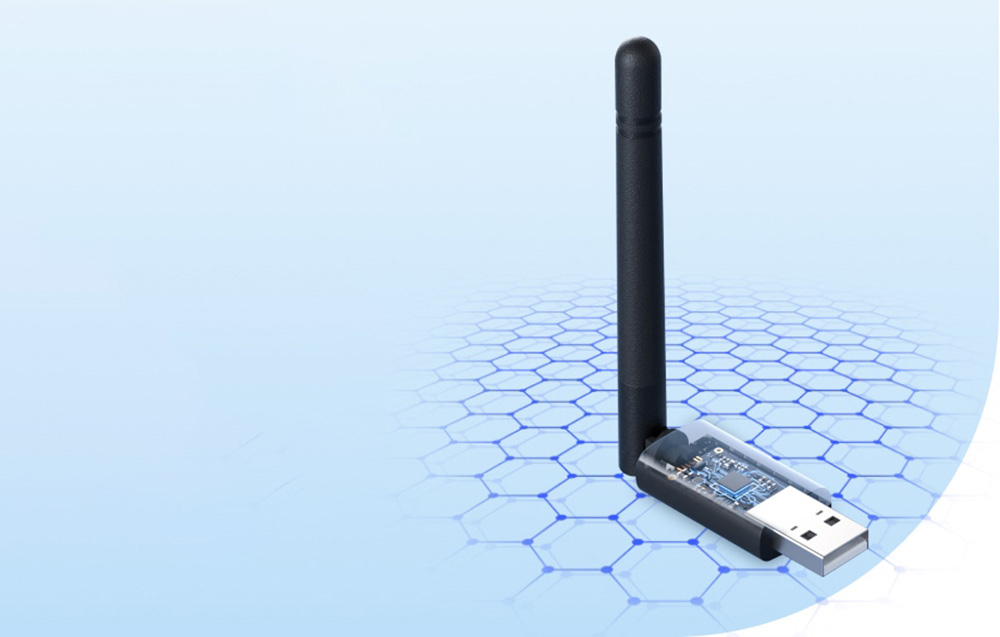 Προσαρμογέας USB με μαύρη κεραία, τοποθετημένος σε φόντο με μπλε εξάγωνα.