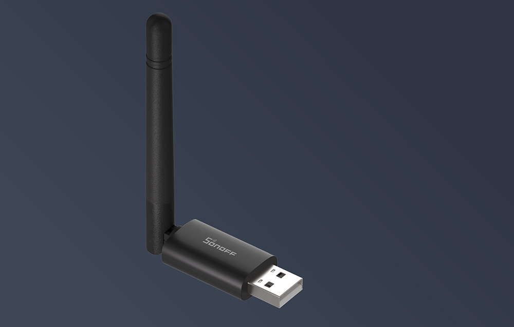 Προσαρμογέας USB Sonoff με μαύρη κεραία σε σκούρο φόντο