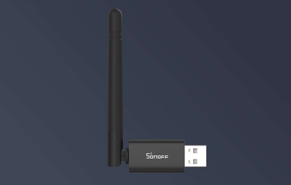 Προσαρμογέας USB Sonoff με μαύρη κεραία σε προβολή από πάνω σε σκούρο φόντο
