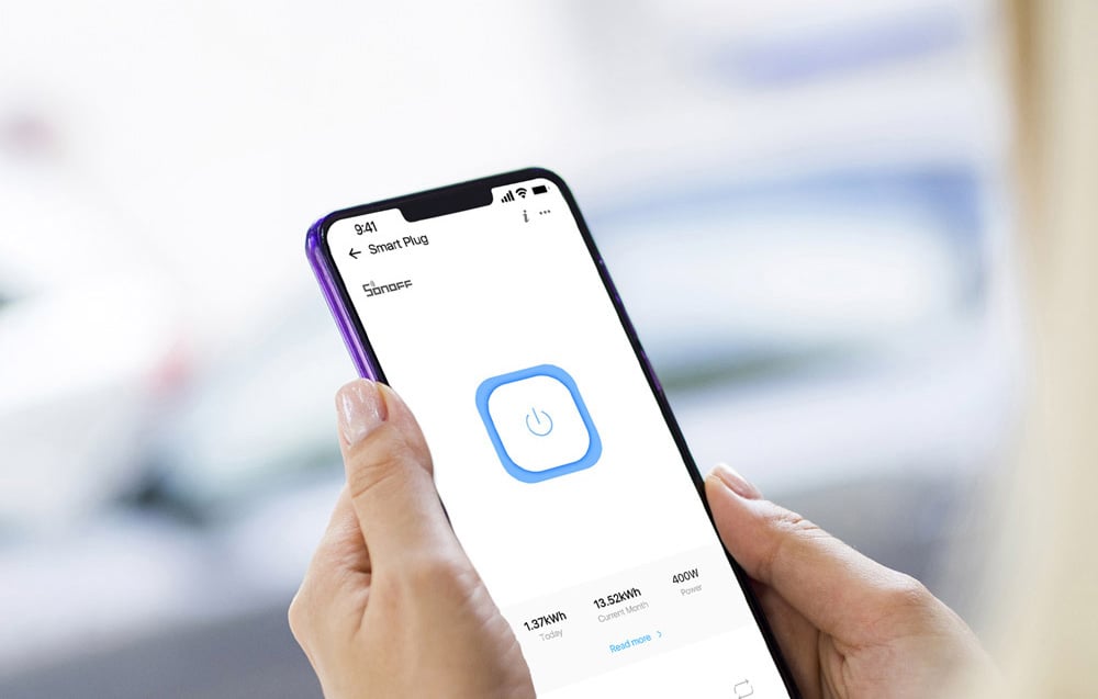 Κοντινό πλάνο ενός smartphone με την εφαρμογή Sonoff για τον τηλεχειρισμό της έξυπνης πρίζας