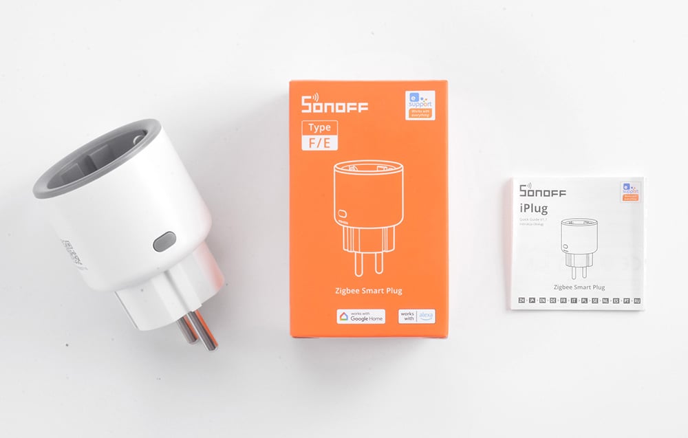 Λευκή έξυπνη πρίζα SONOFF με συσκευασία και εγχειρίδιο χρήσης σε λευκό φόντο
