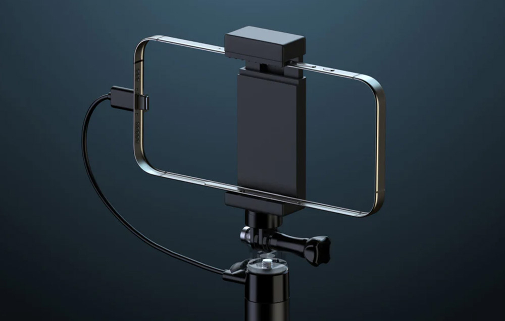Smartphone προσαρτημένο σε selfie stick και συνδεδεμένο στην πρίζα για φόρτιση