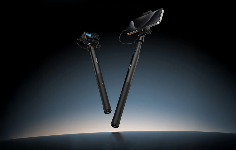 Smartphone και φωτογραφική μηχανή προσαρτημένα σε selfie stick σε σκούρο φόντο