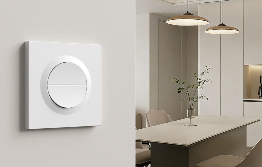 Μινιμαλιστικός διακόπτης SONOFF Orb-ZBW2 τοποθετημένος στον τοίχο σε μια κομψή τραπεζαρία με κρεμαστά φωτιστικά και μοντέρνα διακόσμηση