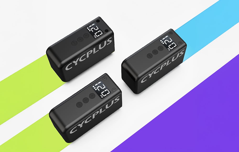 Τρεις μαύρες αντλίες Cycplus με οθόνες τοποθετημένες σε πολύχρωμο φόντο