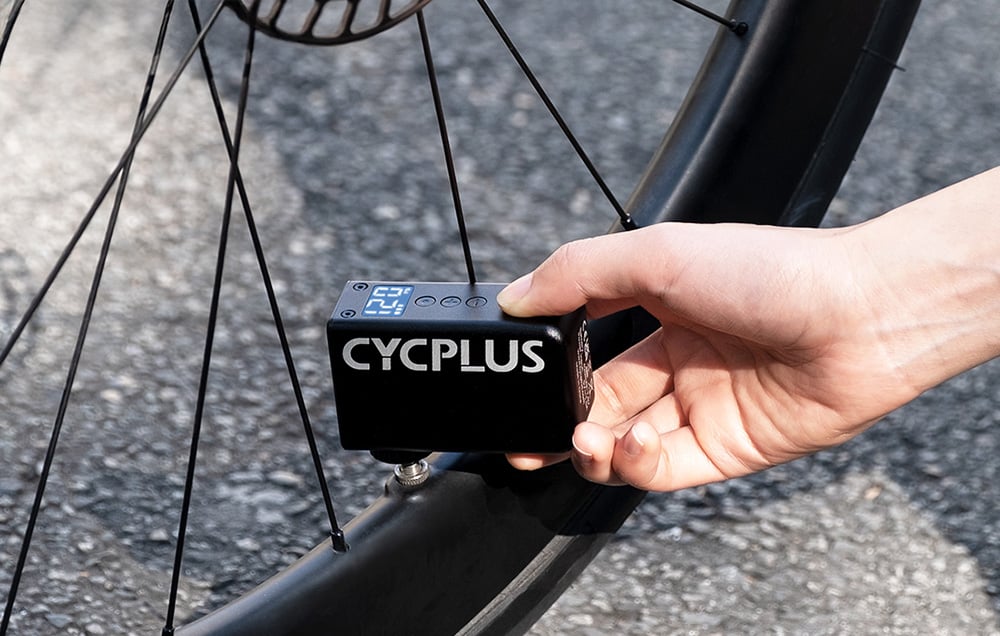 Αντλία Cycplus συνδεδεμένη με τη βαλβίδα του ελαστικού του ποδηλάτου