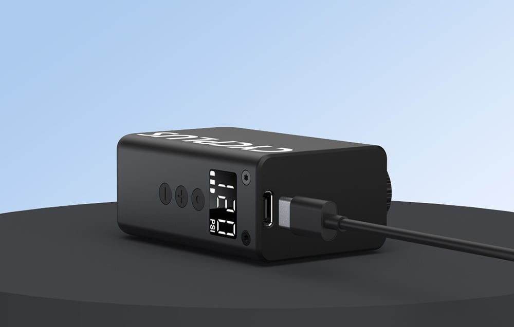 Μαύρη αντλία Cycplus με οθόνη και καλώδιο USB συνδεδεμένο στη θύρα φόρτισης