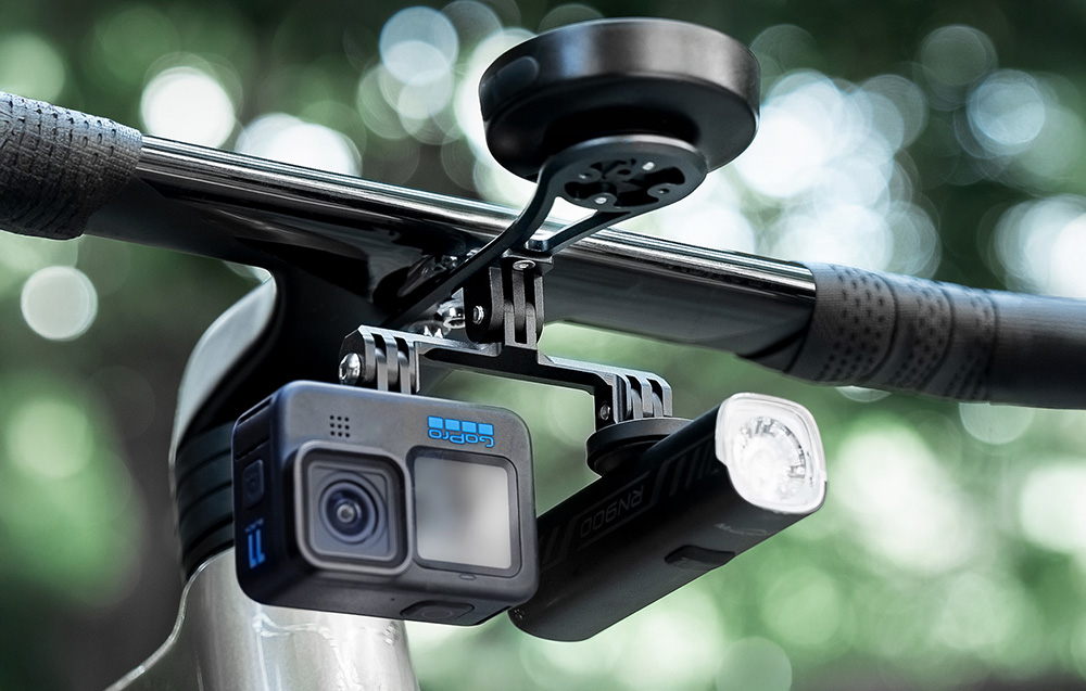 Βάση τιμονιού Cycplus Z3 με κάμερα GoPro, φως και υπολογιστή σε πράσινο φόντο