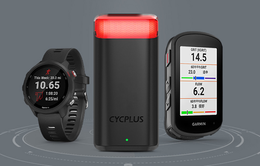 Φως Cycplus τοποθετημένο ανάμεσα σε ένα αθλητικό ρολόι και έναν υπολογιστή ποδηλάτου