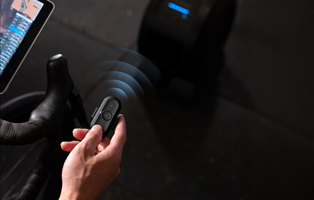 Χέρι που κρατά το τηλεχειριστήριο του ανεμιστήρα στο τιμόνι του ποδηλάτου