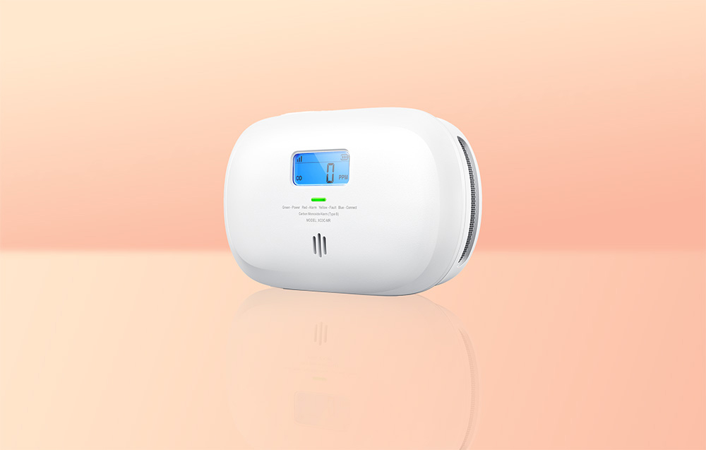 Ανιχνευτής μονοξειδίου του άνθρακα X-Sense XC0C-MR Link+ σε φωτεινό πορτοκαλί φόντο