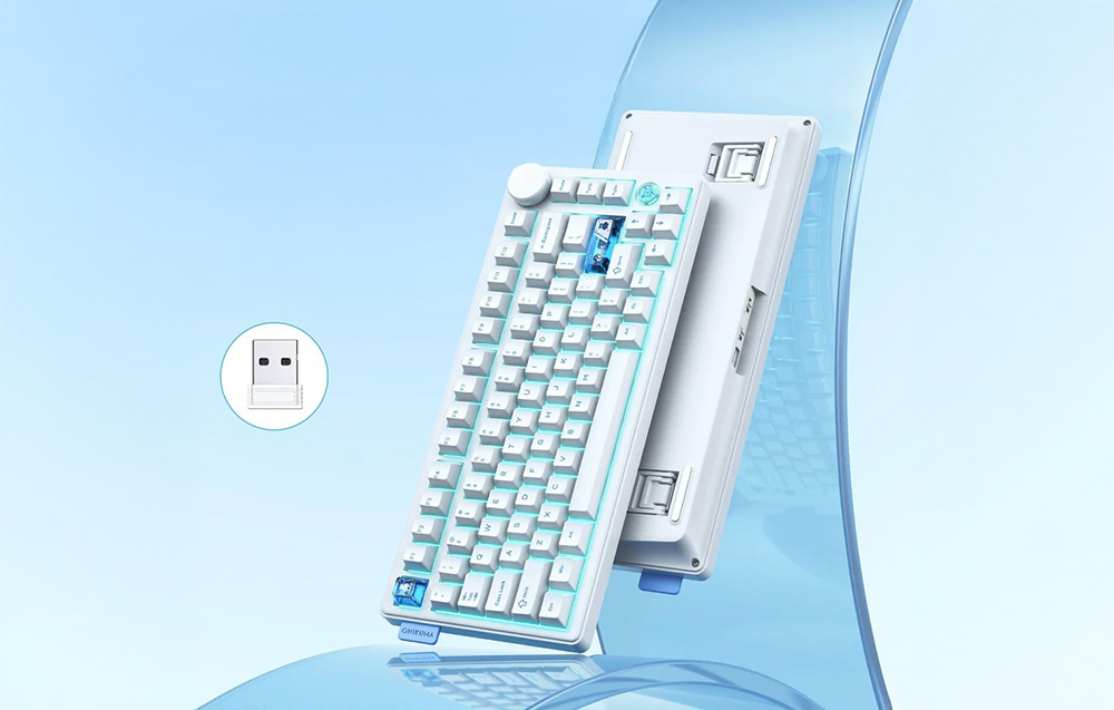 2 λευκά πληκτρολόγια Onikuma σε μπλε φόντο, δέκτης USB στα αριστερά