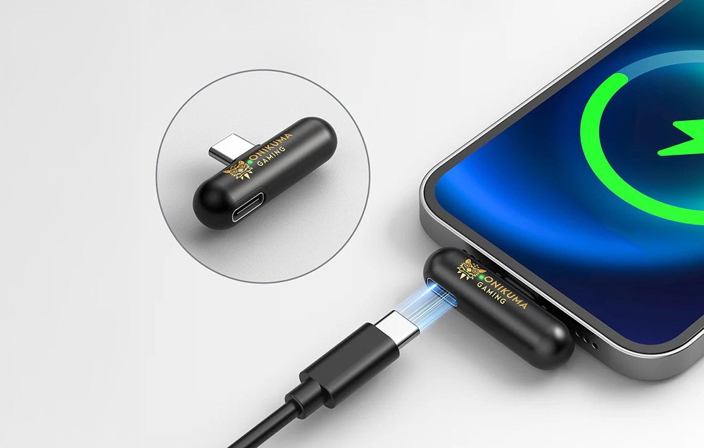Προσαρμογέας Onikuma και καλώδιο USB-C συνδεδεμένα σε smartphone