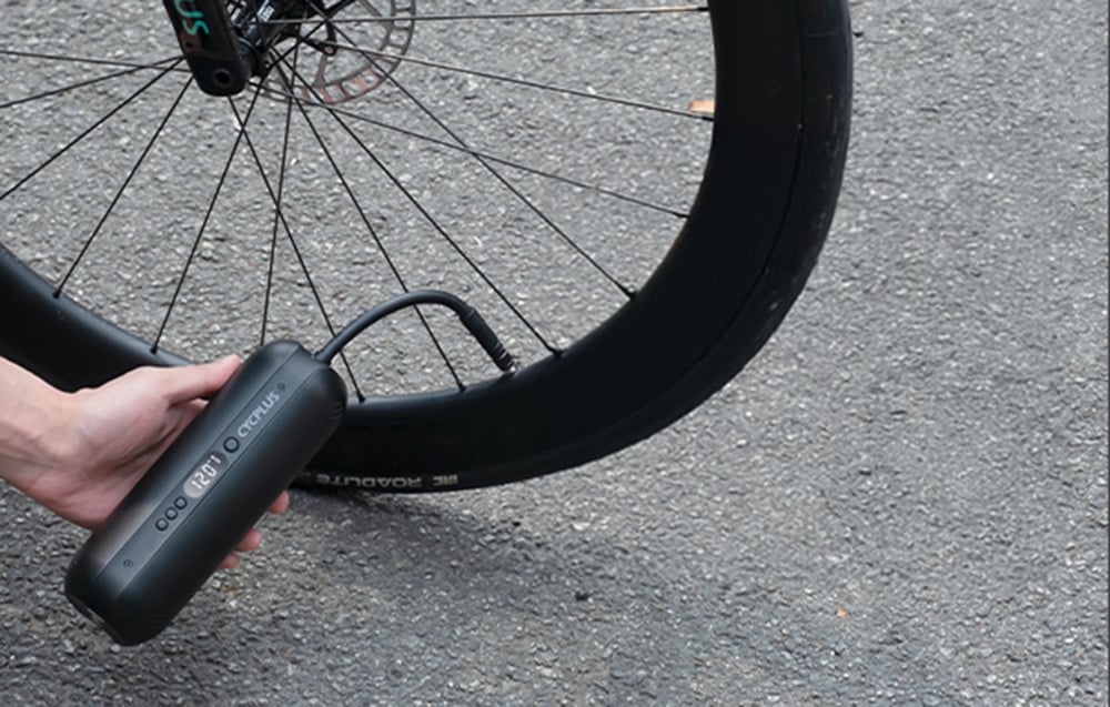 Ηλεκτρική αντλία Cycplus AL1 συνδεδεμένη σε τροχό ποδηλάτου, αντλώντας ένα ελαστικό