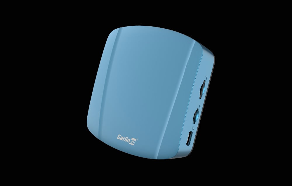 Ασύρματος προσαρμογέας Carlinkit TBOX ULTRA σε μπλε χρώμα, από πλάγια όψη, σε μαύρο φόντο.