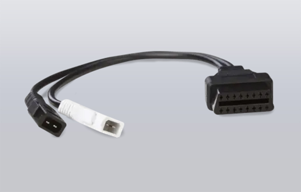 Μαύρος προσαρμογέας VAG 2x2 σε OBD-II σε γκρι φόντο