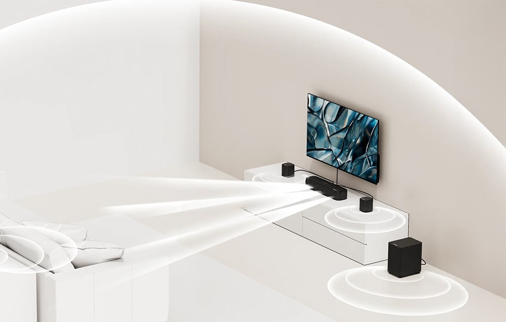Μοντέρνο σαλόνι με τηλεόραση, ηχεία, subwoofer και η ηχομπάρα κάτω από έναν λευκό θόλο
