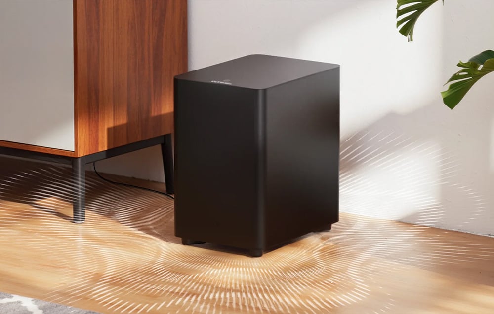 Το subwoofer σε ξύλινο δάπεδο, με λευκά ηχητικά κύματα γύρω του