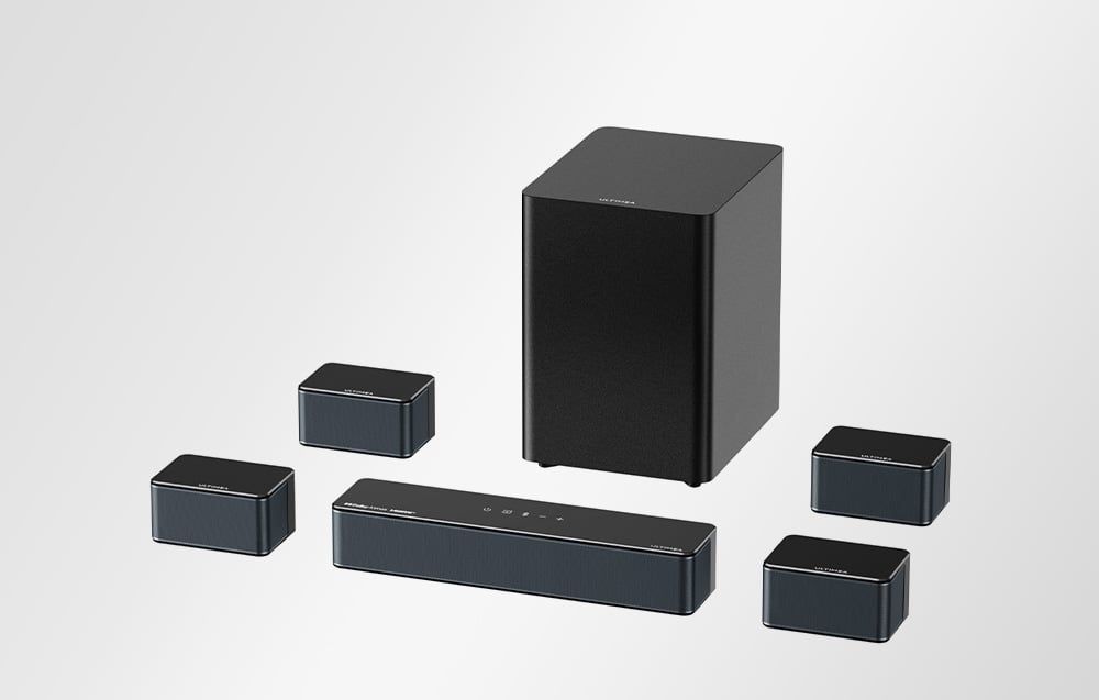 Soundbar, subwoofer και τέσσερα ηχεία σε λευκό φόντο