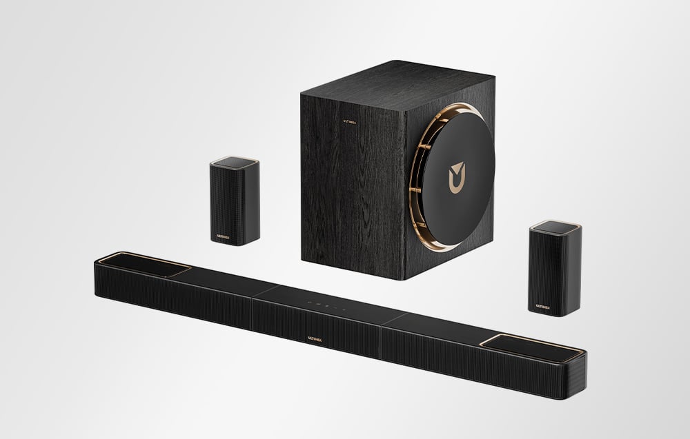Σύστημα home theater ULTIMEA που αποτελείται από ηχομπάρα, υπογούφερ και δύο δορυφορικά ηχεία σε λευκό φόντο