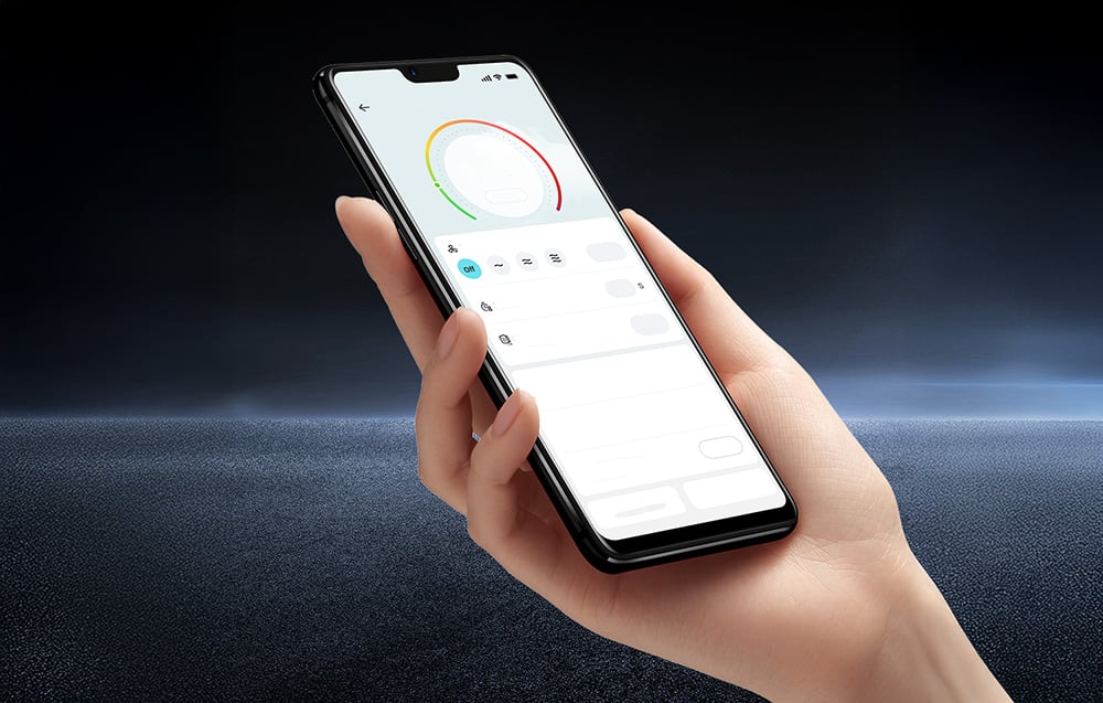 Χέρι που κρατά ένα smartphone με εφαρμογή για απομακρυσμένο έλεγχο του απορροφητήρα καπνού.