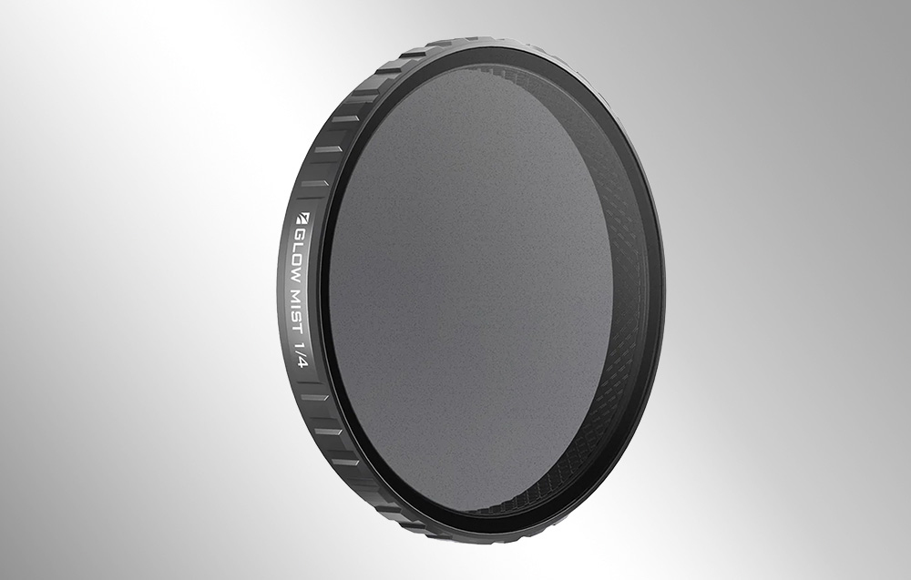 Φίλτρο φωτογραφίας Black Glow Mist 1/4 με ορατό νήμα, που εμφανίζεται σε γκρι φόντο.