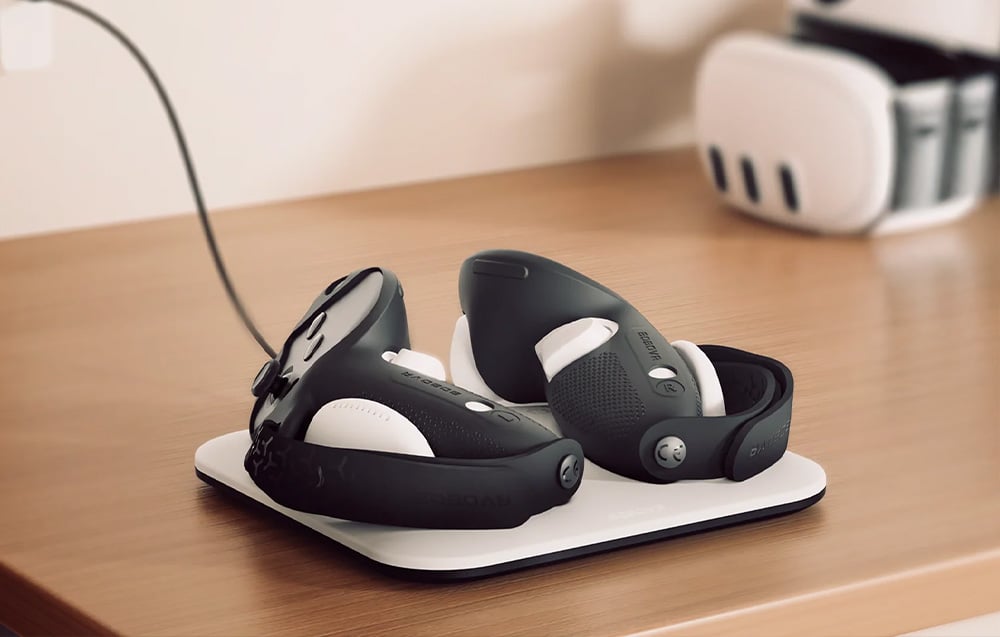 Σταθμός BoboVR CD3 με δύο ελεγκτές VR που φορτίζονται μέσω καλωδίου σε ξύλινο τραπέζι