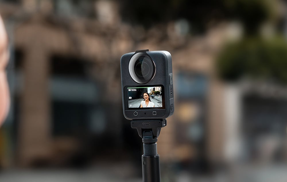 Κάμερα DJI Osmo 360 σε βραχίονα με φίλτρο Freewell ND64 συνδεδεμένο κατά τη διάρκεια της εγγραφής.