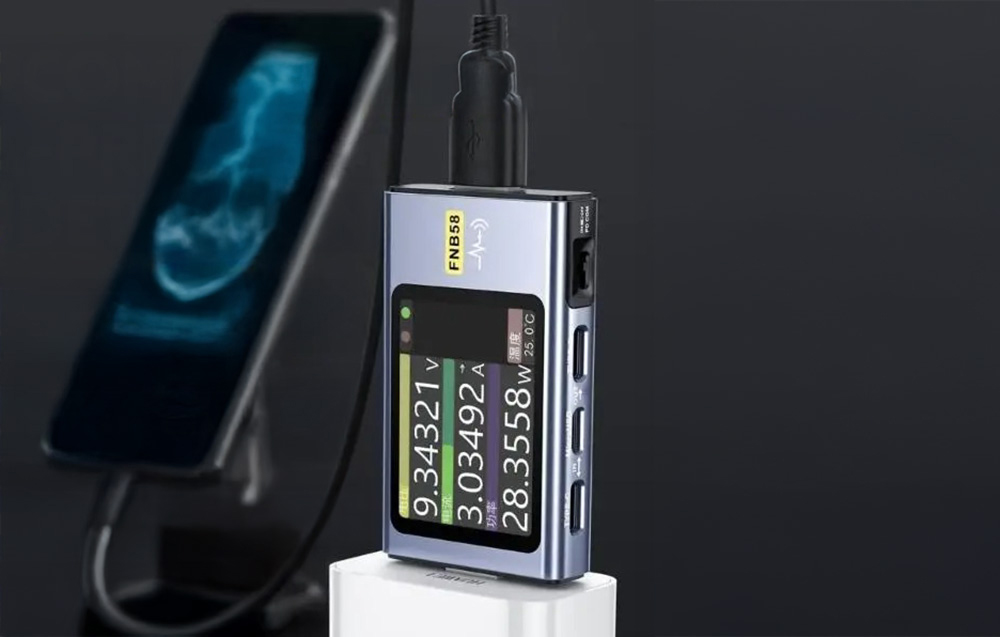Δοκιμαστής θύρας USB συνδεδεμένος σε πηγή τροφοδοσίας και smartphone στο παρασκήνιο
