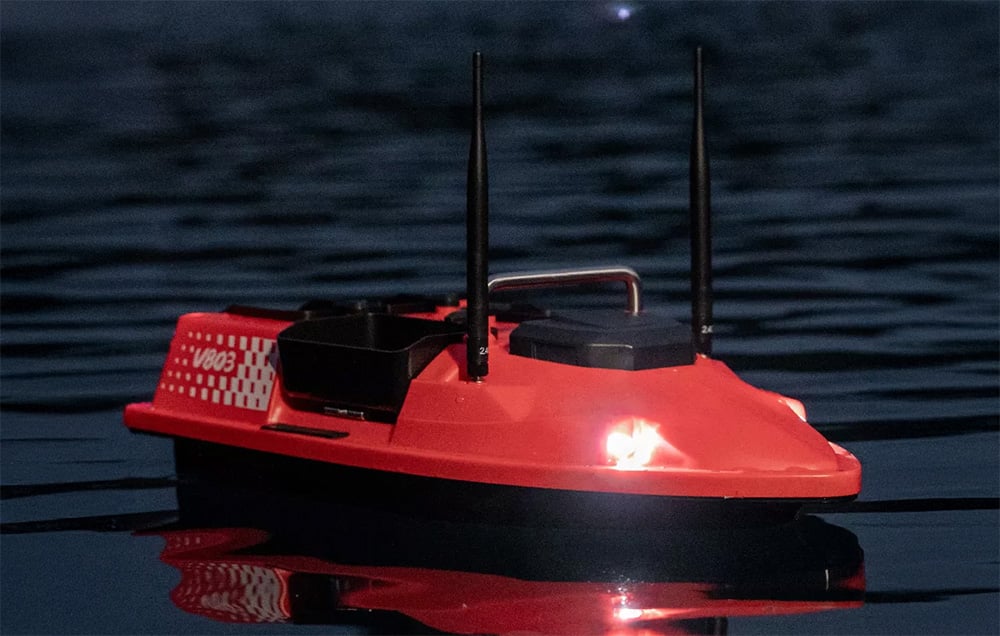 Σκάφος Flytec με αναμμένα φώτα που πλέει στο σκοτάδι
