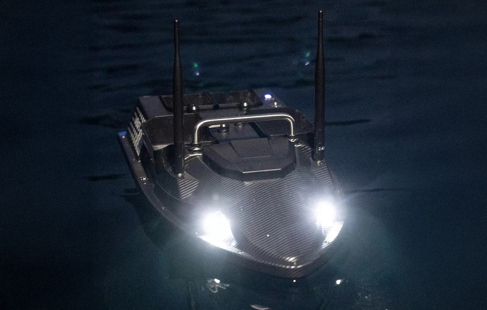 Σκάφος δόλωμα που επιπλέει στο νερό τη νύχτα, με τα μπροστινά φώτα αναμμένα