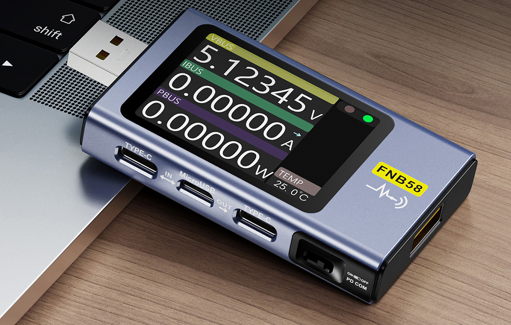 Δοκιμαστής θύρας USB πάνω σε φορητό υπολογιστή