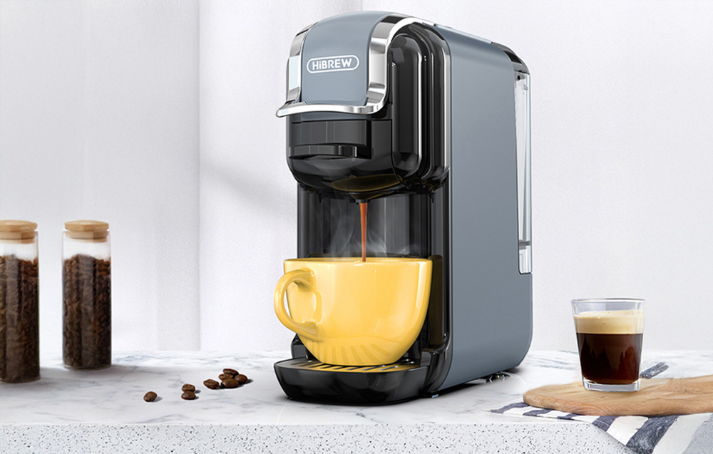 Γκρι καφετιέρα καψουλών HiBREW H2B που παρασκευάζει καφέ σε κίτρινο φλιτζάνι.