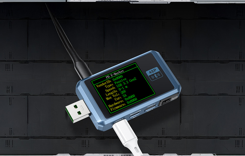 USB tester με οθόνη που εμφανίζει δεδομένα από καλώδιο συνδεδεμένο μέσω USB-C