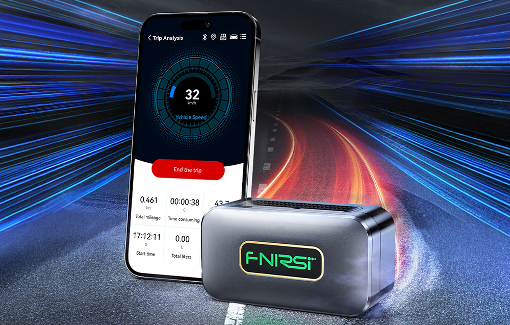 Ένα smartphone που εμφανίζει ανάλυση διαδρομής δίπλα στον ασύρματο αναγνώστη OBD2 της FNIRSI με φόντο έναν νυχτερινό δρόμο