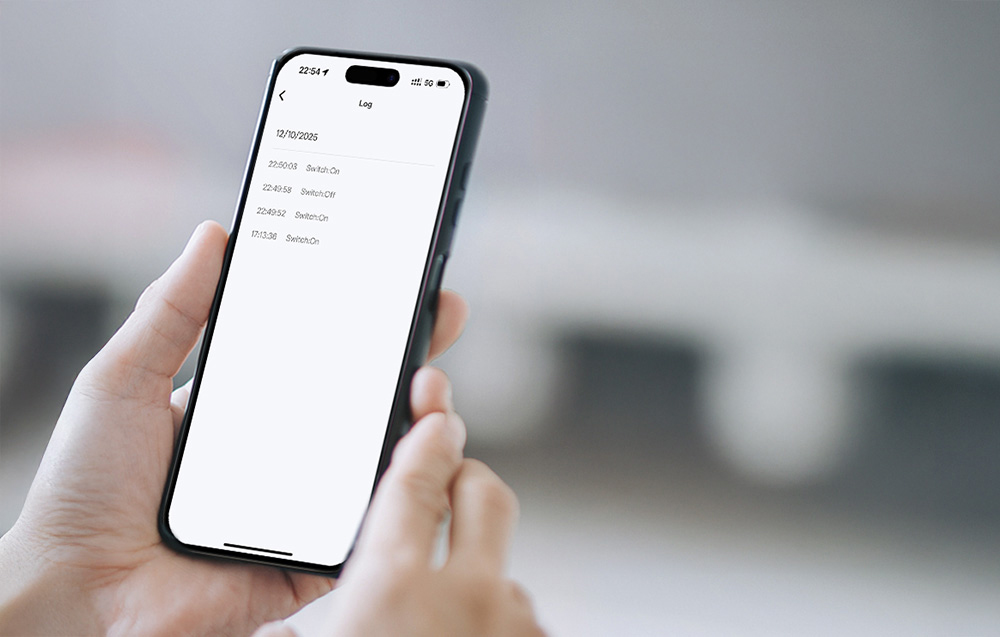 Κοντινό πλάνο ενός smartphone με μια εφαρμογή που δείχνει το ιστορικό ενεργοποίησης και απενεργοποίησης του έξυπνου διακόπτη.