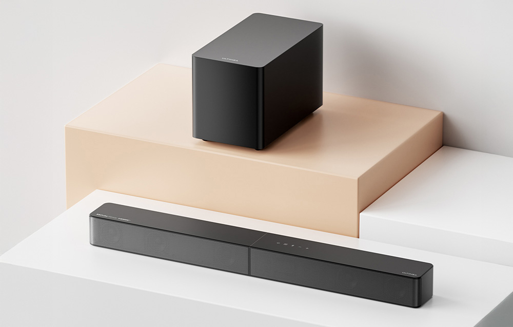 Subwoofer και ηχομπάρα Ultimea σε γεωμετρικές πλατφόρμες σε φωτεινό στούντιο