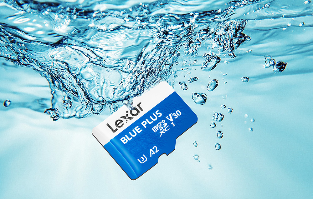 Κάρτα μνήμης Lexar Blue Plus microSDXC βυθισμένη σε καθαρό νερό με φυσαλίδες αέρα, που συμβολίζει την αντοχή στο νερό και την ανθεκτικότητα του προϊόντος.
