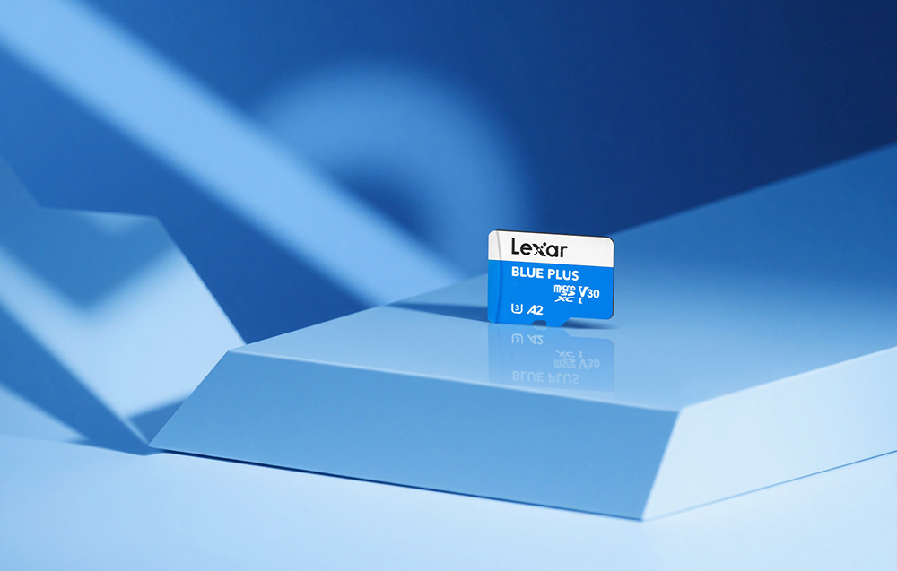 Κάρτα μνήμης Lexar Blue Plus microSDXC σε μοντέρνα, γεωμετρική βάση σε μπλε απόχρωση.