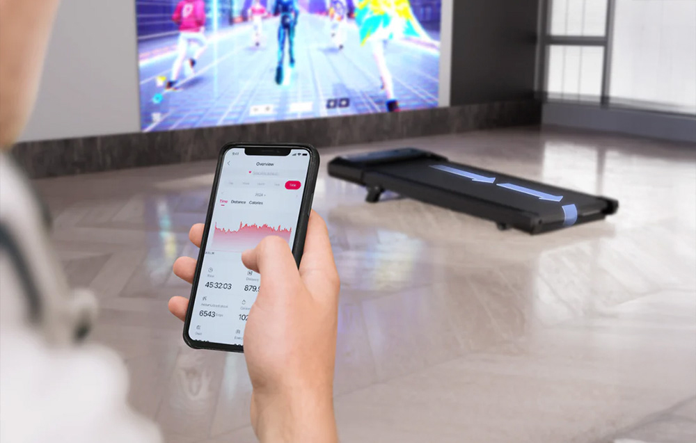 Χέρια που κρατούν ένα smartphone με μια εφαρμογή γυμναστικής που εμφανίζει στατιστικά και γραφήματα προπόνησης