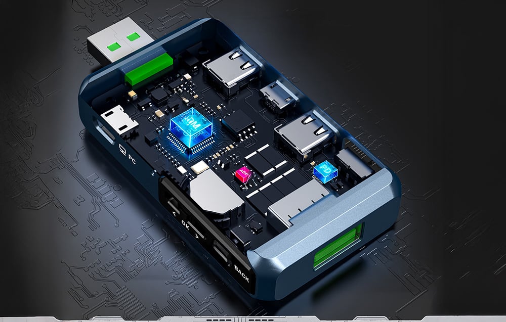 USB tester με ορατά εσωτερικά ηλεκτρονικά εξαρτήματα και διάφορους τύπους συνδετήρων