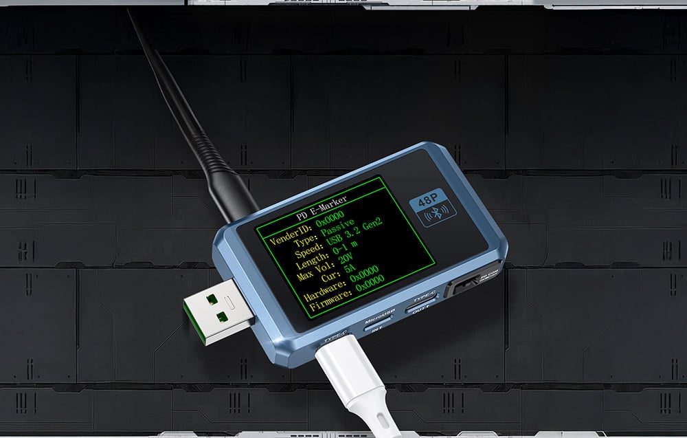 USB tester με οθόνη που εμφανίζει δεδομένα για καλώδιο συνδεδεμένο μέσω USB-C