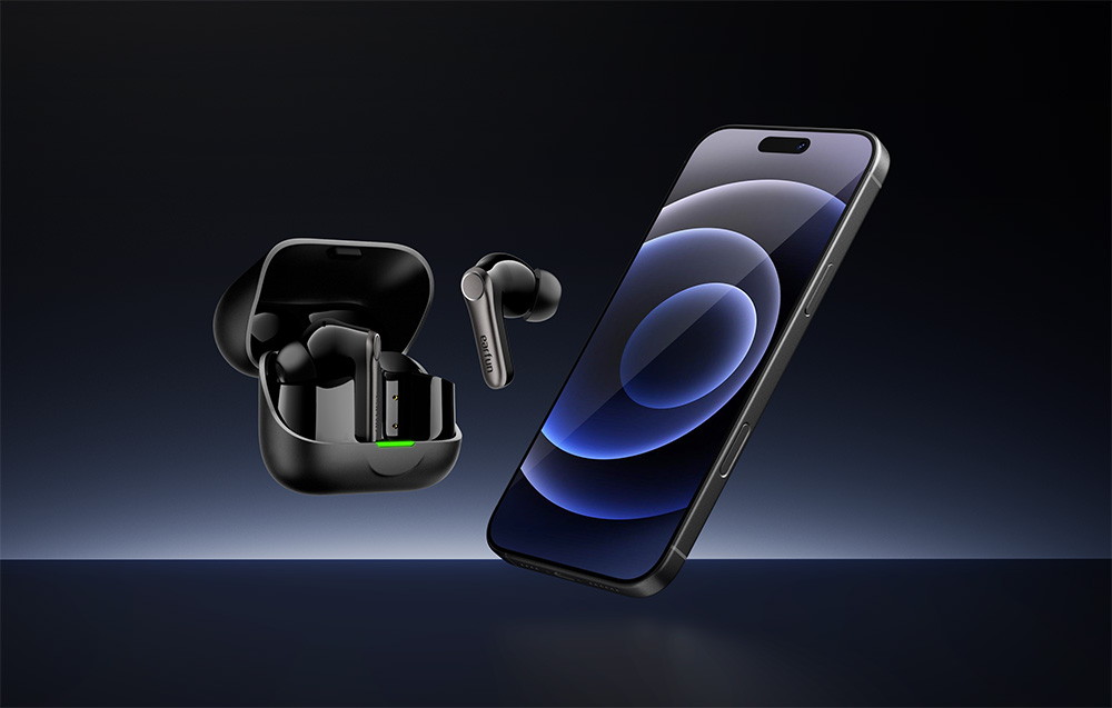 Ακουστικά EarFun Air Pro 4 με θήκη φόρτισης και smartphone σε σκούρο φόντο