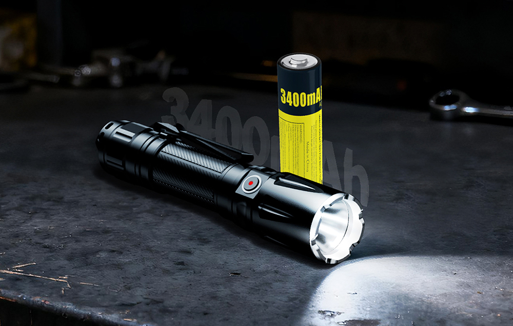 Τακτικός φακός δίπλα σε μια μπαταρία 3400 mAh σε ένα σκοτεινό πάγκο εργαστηρίου.